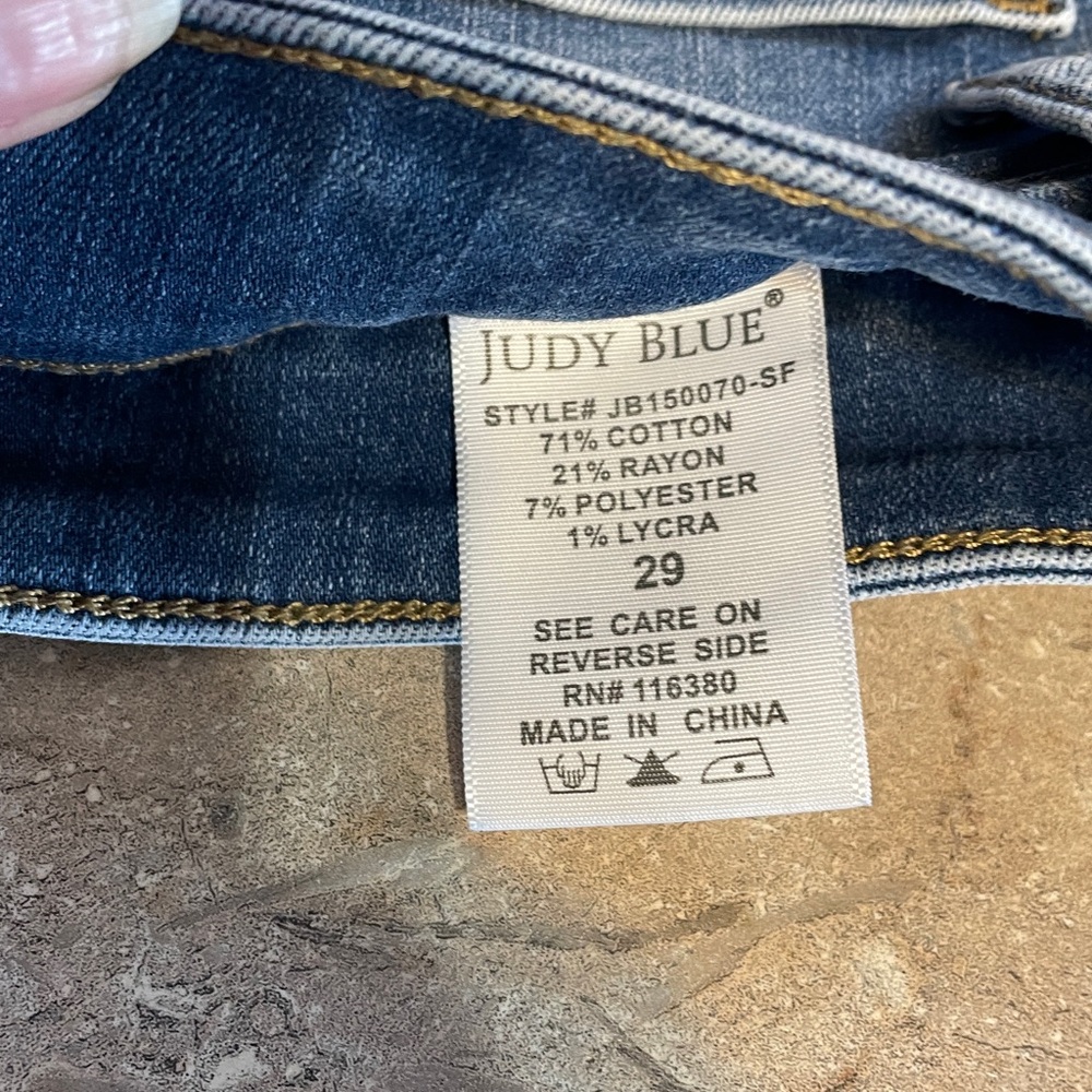 Judy Blue Size 29 Frayed Hem Jean Shorts - Picture 9 of 10